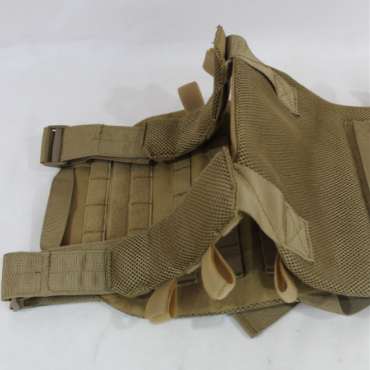 Voir photo 3 de GILET TACTIQUE PORTE PLAQUE GILET TACTIQUE PORTE PLAQUE Très bon état - Vue 3 -